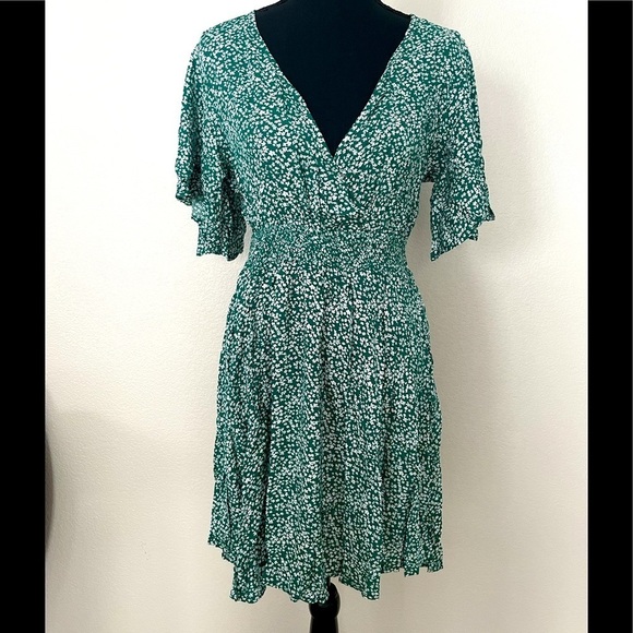 💋SOLD💋Women’s Green Floral Butterfly Sleeve Elastic Waist Dress Size Medium - Picture 4 of 6